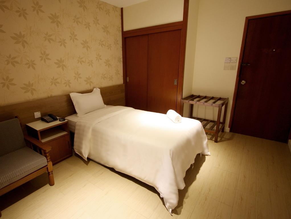 Fata Garden Hotel By Place2Stay Kuching Room photo