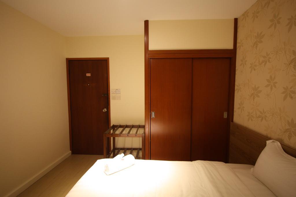 Fata Garden Hotel By Place2Stay Kuching Exterior photo