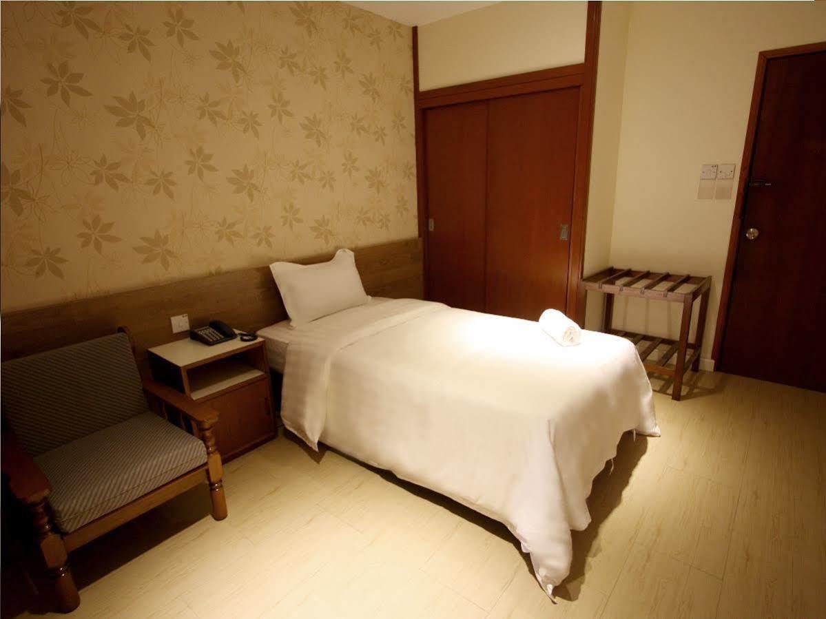 Fata Garden Hotel By Place2Stay Kuching Exterior photo