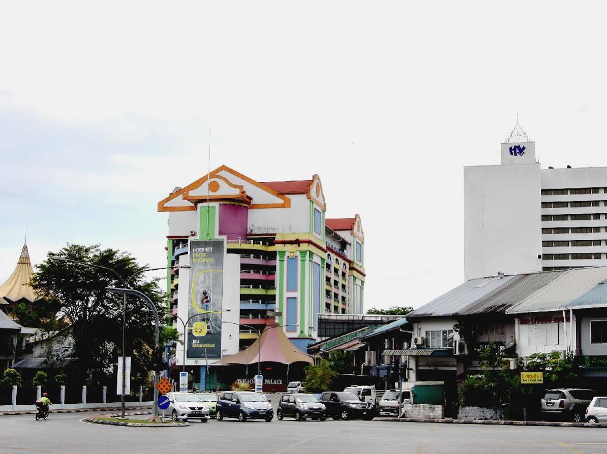 Fata Garden Hotel By Place2Stay Kuching Exterior photo
